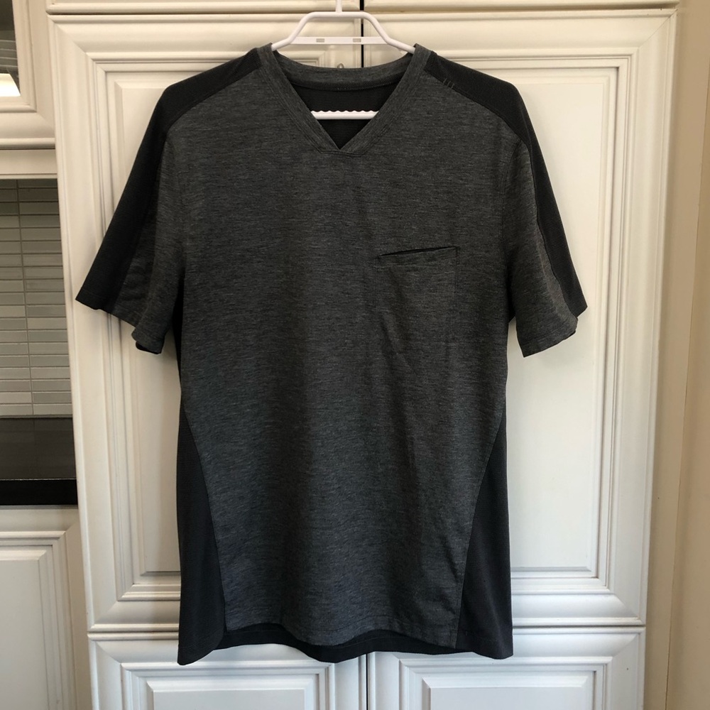 Lululemon Men’s two tone V-Neck pocket T-Shirt